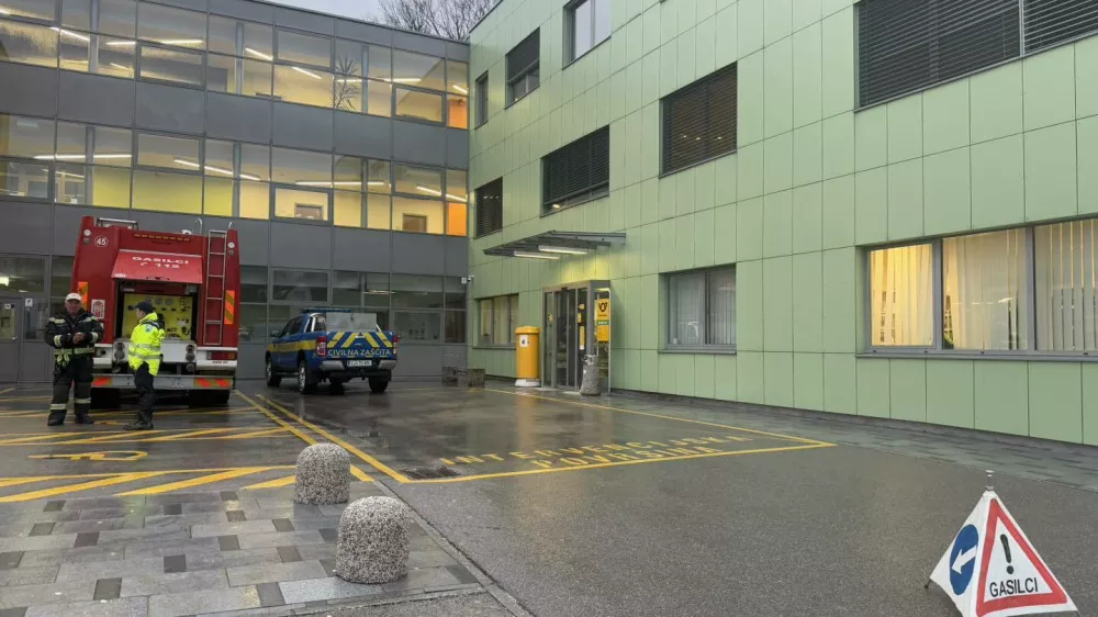 Občanom s prizadetega območja Logatca pitno vodo zagotavljajo z gasilskimi cisternami. Foto: PGD Dolnji Logatec