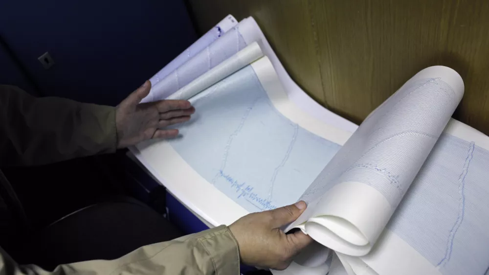 seizmolo&scaron;ka postaja - naprava za zaznavanje in beleženje potresov, - Astronomsko geofizikalni observatorij AGO Golovec 2013, Pot na Golovec 25, dan odprtih vrat - predstavitev seizmolo&scaron;ke dejavnosti ob svetovnem dnevu Zemlje.//FOTO: Jaka Gasar