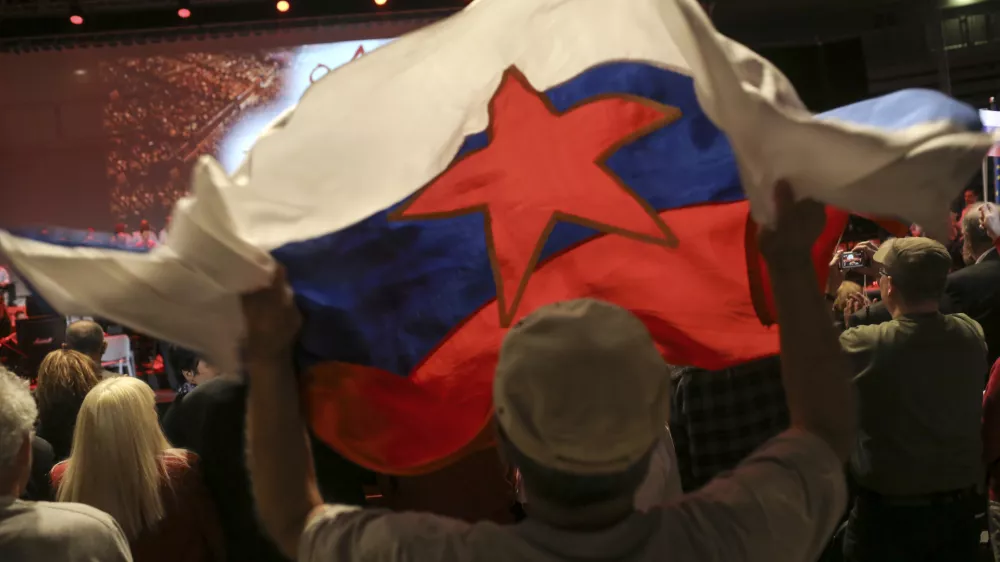 jugoslovanska zastava- 27.4.2014  - Državni praznik Dan upora proti okupatorju, - prireditev z naslovom Upor! Zavezniki v boju!, v organizaciji ZZB NOB Slovenije v dvorani Stožice, proslava      //FOTO: Jaka Gasar