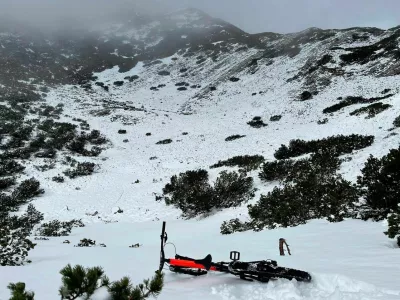 Mo&scaron;ki je sku&scaron;al najvi&scaron;ji vrh Velebita osvojiti s kolesom. In to po snegu. 