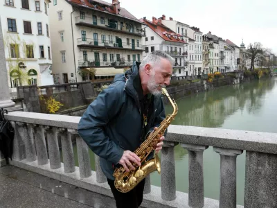 Zoran Mosić, ulični glasbenik na saksofonu, najraje igra na &Scaron;u&scaron;tarskem mostu. Foto: Tomaž Skale