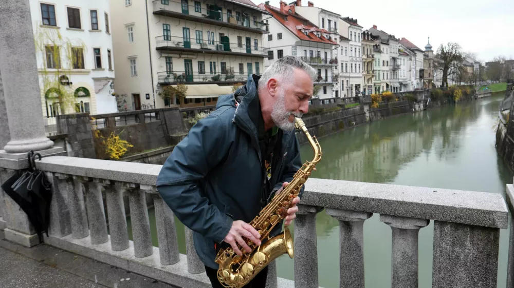 Zoran Mosić, ulični glasbenik na saksofonu, najraje igra na &Scaron;u&scaron;tarskem mostu. Foto: Tomaž Skale
