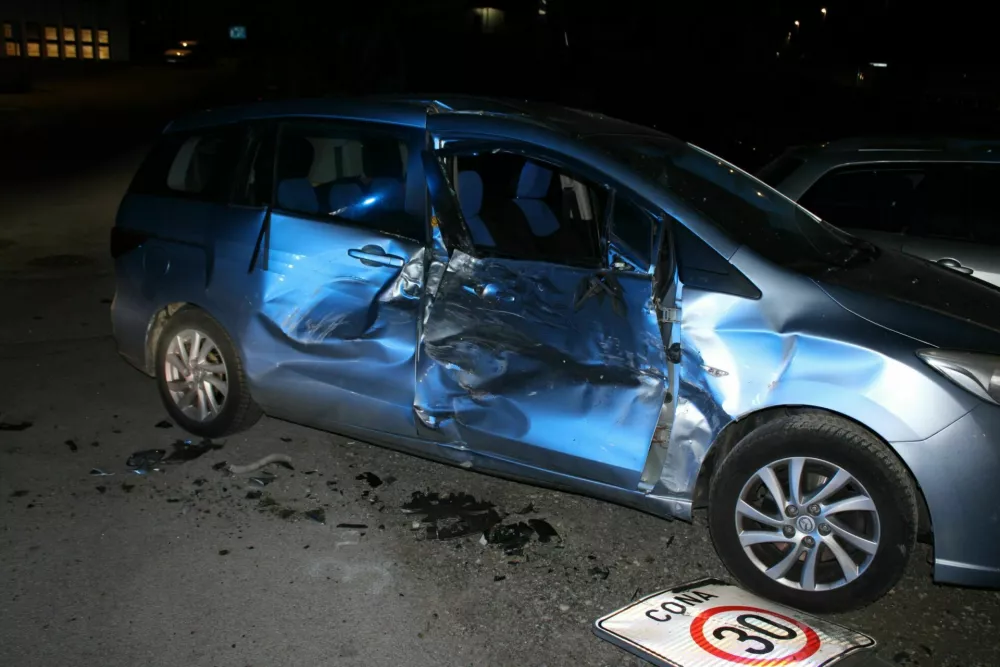 Prehiter voznik je bežal pred policijo, ustavil se je &scaron;ele po trku v prometni znak in dva parkirana avtomobila. 