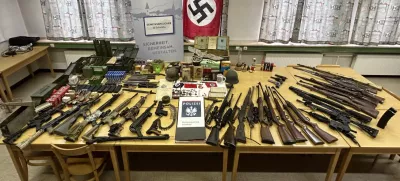 Avstrijska policija je pri prometni kontroli na droge ustavila voznika, ki je prevažal orožje in simbole iz časa nacizma.Nacizem, Nemčija, Druga svetovna vojna, orožje, puške, staro orožje, Adolf Hitler