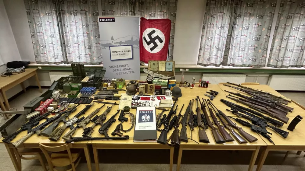 Avstrijska policija je pri prometni kontroli na droge ustavila voznika, ki je prevažal orožje in simbole iz časa nacizma.Nacizem, Nemčija, Druga svetovna vojna, orožje, pu&scaron;ke, staro orožje, Adolf Hitler