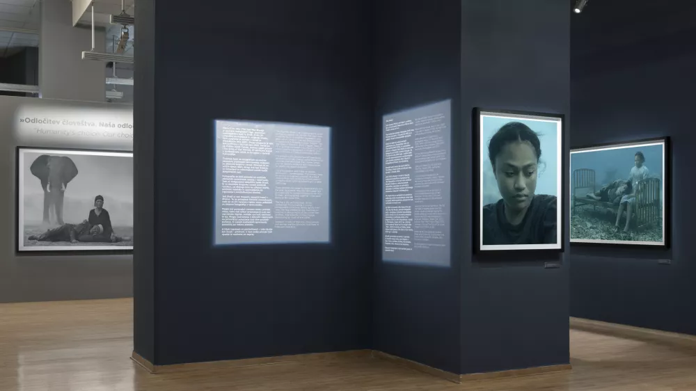 Napočil bo dan, razstava fotografa Nicka Brandta v Cankarjevem domu F Lucija Rosc