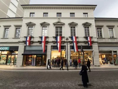 Kako družbo zaliti s hladno vodo, če ne ravno s satiro, se spra&scaron;ujejo ti, ki so v Stari Gorici izobesili jugoslovanske zastave. F kulturno dru&scaron;tvo Agor&egrave;