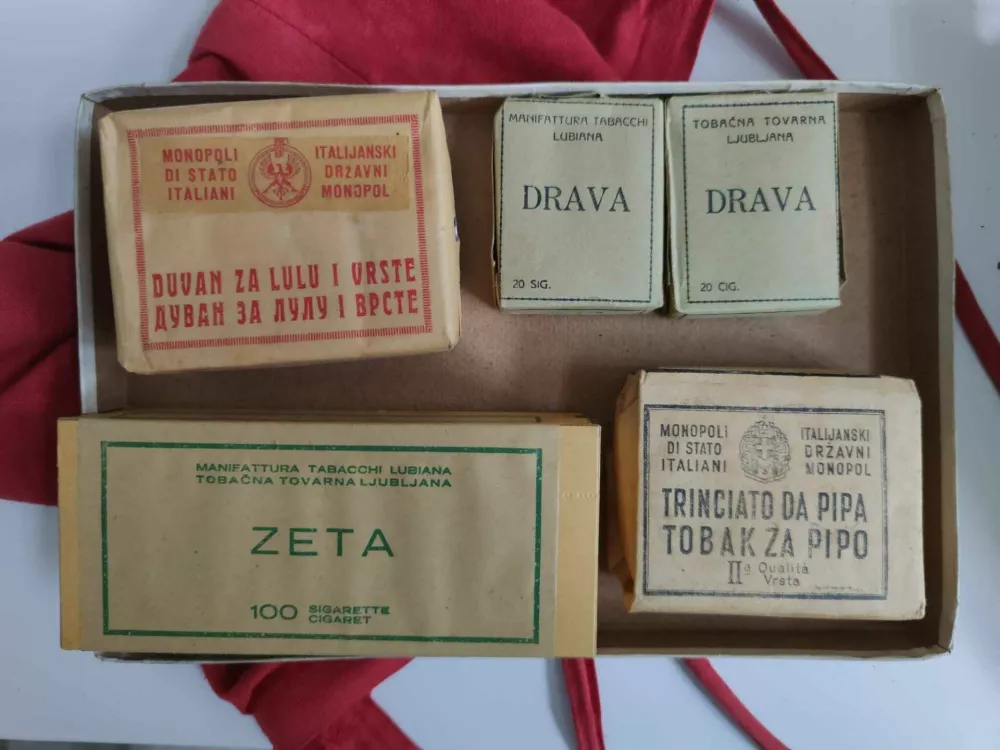 Cigarete, ki jih je skupaj za zastavami nekdo skril pred osemdesetimi leti. F Marko Klavora