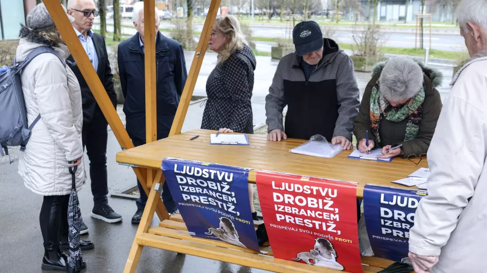 - 13.03.2025 - Janez Jan&scaron;a oddal svoj podpis PROTI PRIVILEGIJEM na Upravni enoti, Linhartova - referendum, plakati, SDS//FOTO: Jaka Gasar