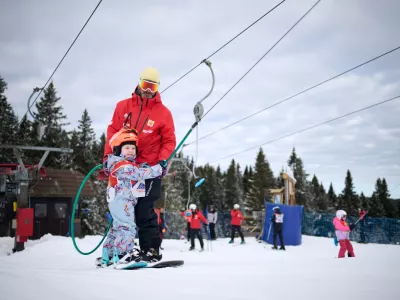 V zimski sezoni so bili na Rogli polno zaposleni tudi učitelji smučanja. F Iztok Medja