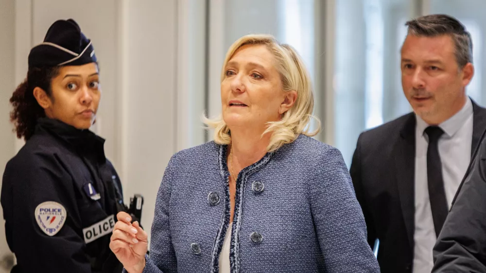 Marine Le Pen na francoskem sodi&scaron;ču, ki ga je zapustila, &scaron;e preden je bila znana celotna sodba. Foto: DPA