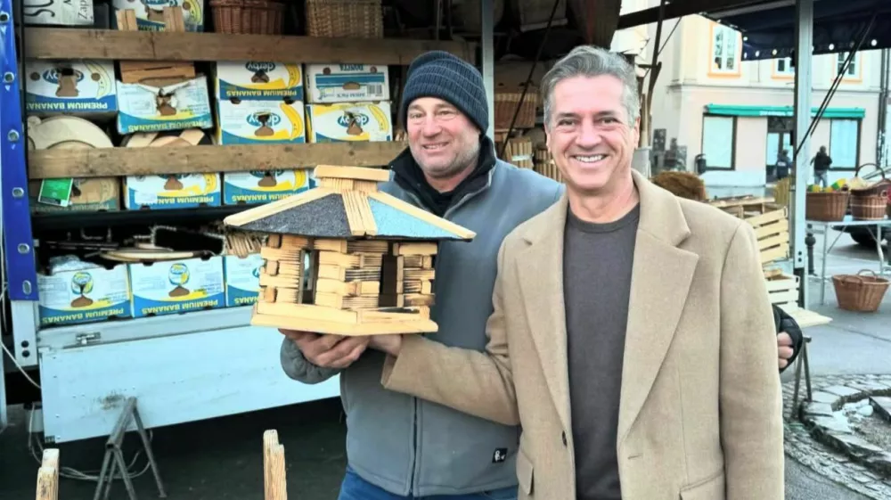 Robert Golob je obiskal ljubljansko tržnico in kupil ptičjo hi&scaron;ico. F instagram Roberta Goloba