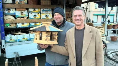 Robert Golob je obiskal ljubljansko tržnico in kupil ptičjo hi&scaron;ico. F instagram Roberta Goloba