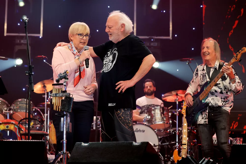 Nata&scaron;a Musar Pirc je nastopila kot ljubiteljska pevka in poklicna predsednica na koncertu skupine Kameleoni.