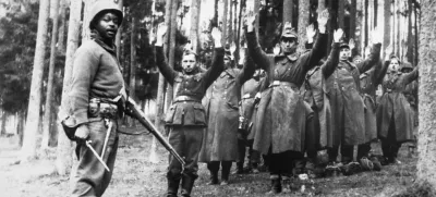 Ameriški vojak in skupina nacističnih ujetnikov, ki so se predali aprila 1945. / Foto: Corbis Via Getty Images