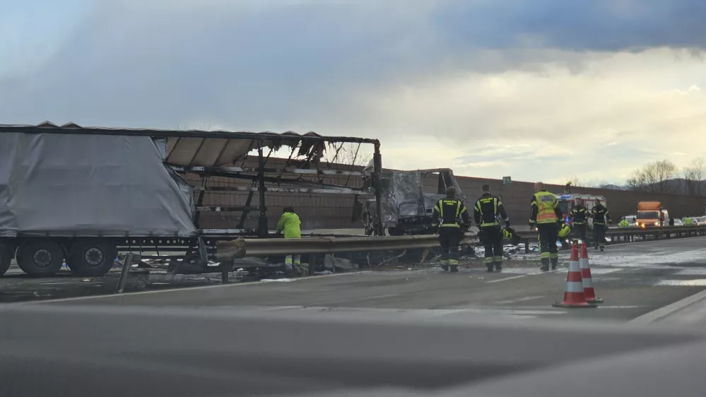Ljubljana, primorska avtocesta.Prometna nesreca med Vrhniko in Brezovico, kjer je zagorel tovornjak.