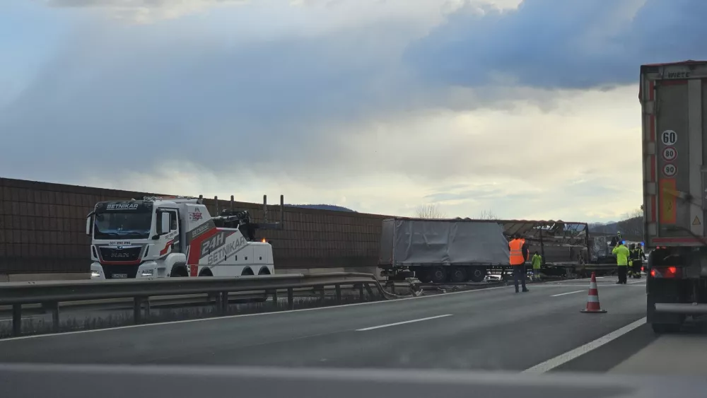 Ljubljana, primorska avtocesta.Prometna nesreca med Vrhniko in Brezovico, kjer je zagorel tovornjak.