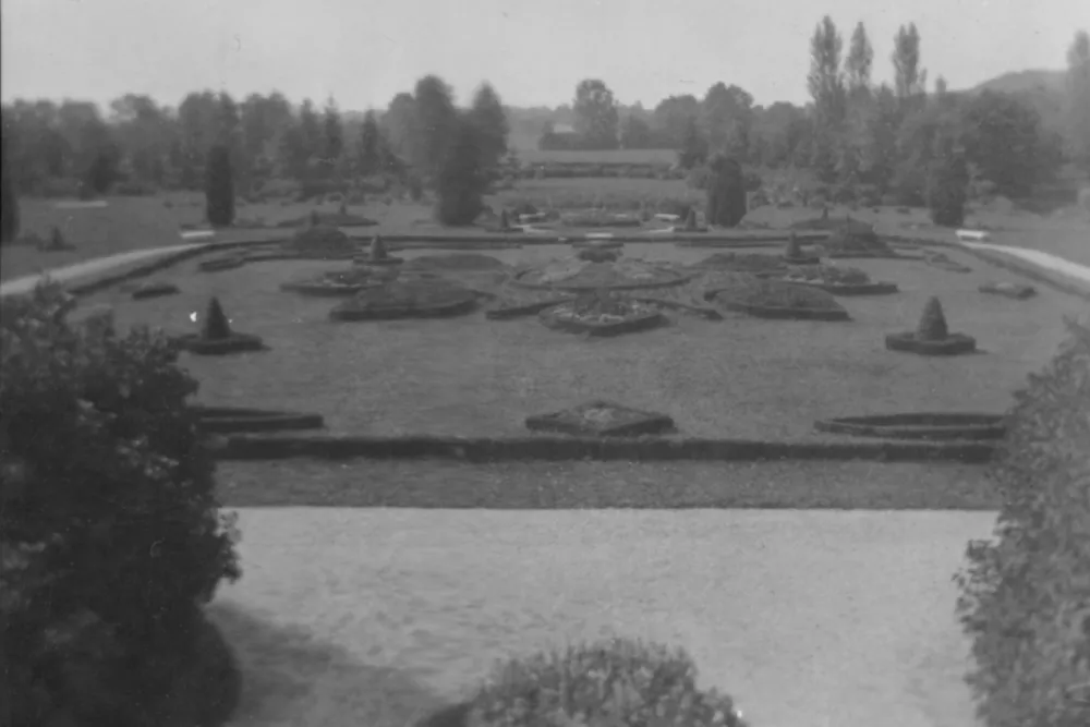 Slika prikazuje stanje francoskega vrta pred letom 1941. Javni zavod je sliko dobil v preslikavo od potomcev Lea Souvana. Foto: arhiv Arboretum Volčji Potok