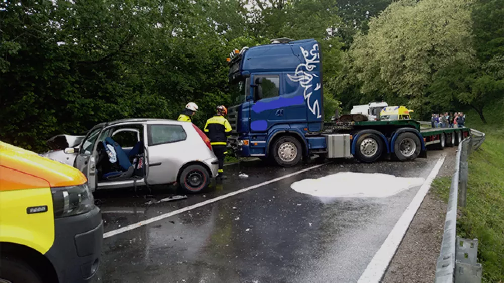 V trčenju tovornjaka s priklopnikom in fiata punto je ena oseba umrla, dve pa sta bili hudo po&scaron;kodovani. Foto: PGD Ilirska Bistrica
