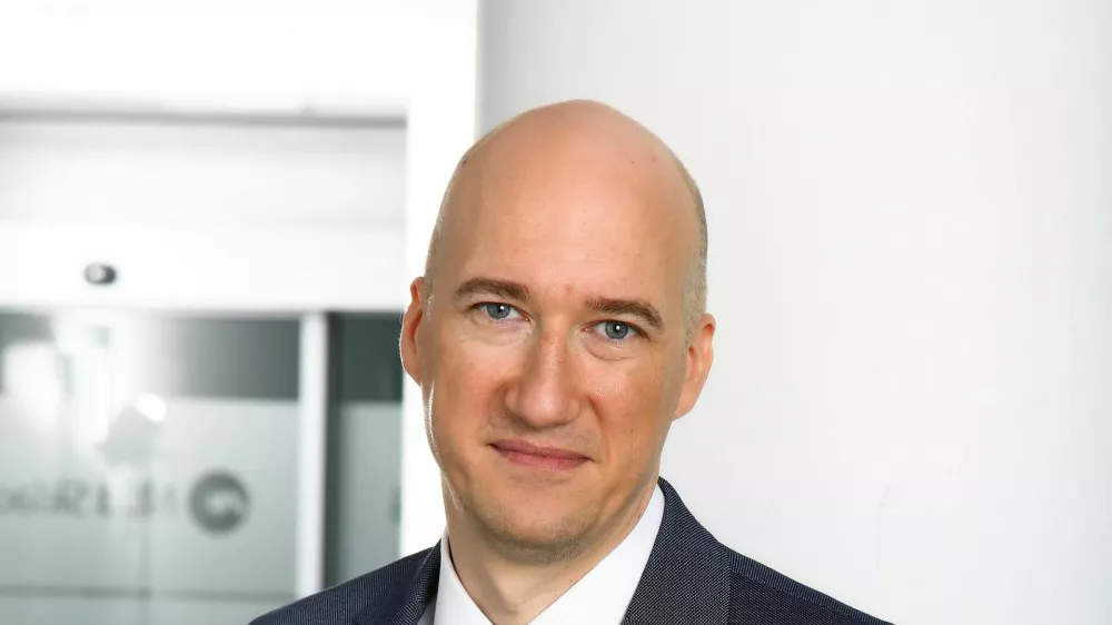 Rok brezigar, NLB Skladi