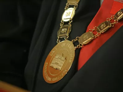 rektorska veriga -  slavnostna seja Senata Univerze v Ljubljani v okviru tedna Univerze v Ljubljani, - podelitev častnih nazivov, ///FOTO: Luka Cjuha