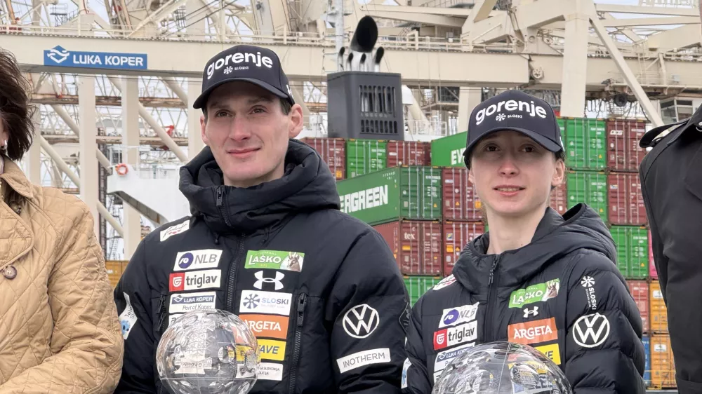 Koper, Luka Koper.Sprejem clanov slovenske reprezentance v smucarskih skokih v Luki Koper.Domen in Nika Prevc.