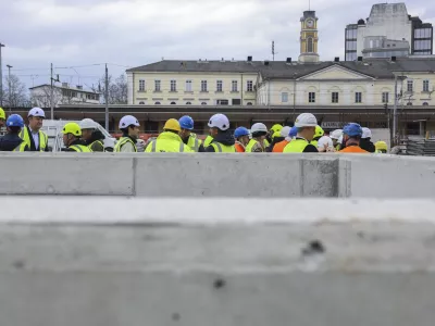 - 01.04.2025 - ogled nadgradnje železni&scaron;ke postaje Ljubljana - gradnja, gradbi&scaron;če, železnica, delavec, politika, minister župan//FOTO: Jaka Gasar
