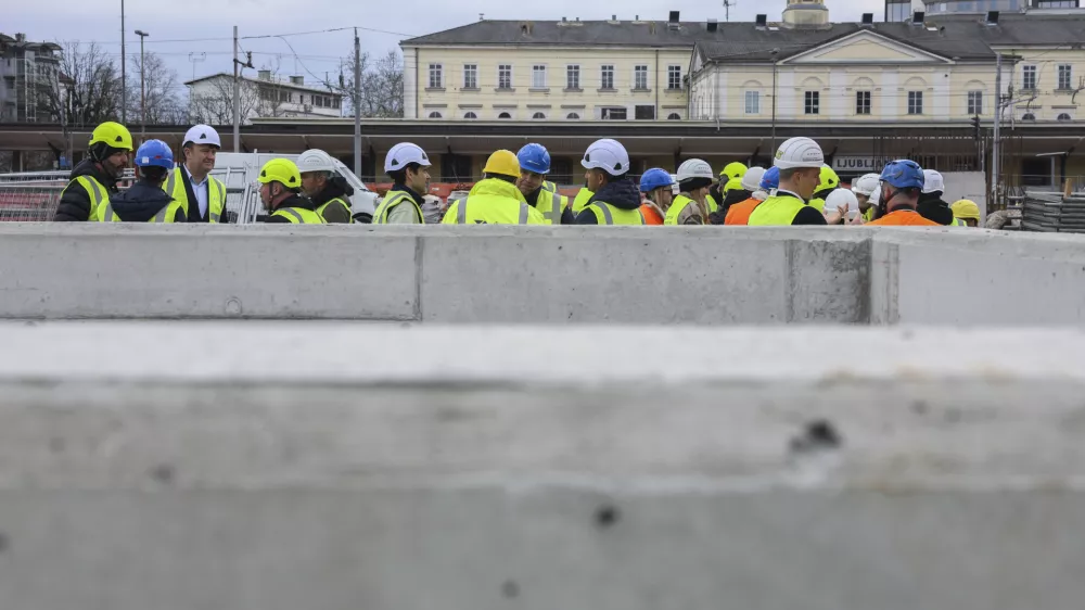 - 01.04.2025 - ogled nadgradnje železni&scaron;ke postaje Ljubljana - gradnja, gradbi&scaron;če, železnica, delavec, politika, minister župan//FOTO: Jaka Gasar