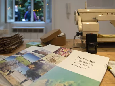 Cikel dogodkov v SEM z naslovom Prehod je posvečen ljudem, pogre&scaron;anim in umrlim na migracijski poti na Balkanu. Foto: Nina Đurđević