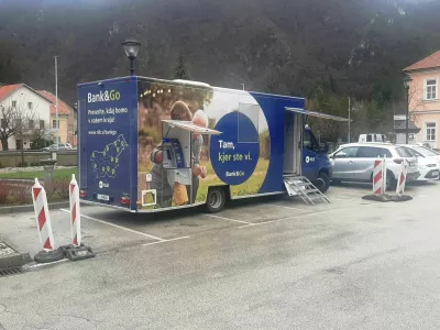 Banka pride tudi pred vrata. / Foto:&nbsp;Roman Turn&scaron;ek