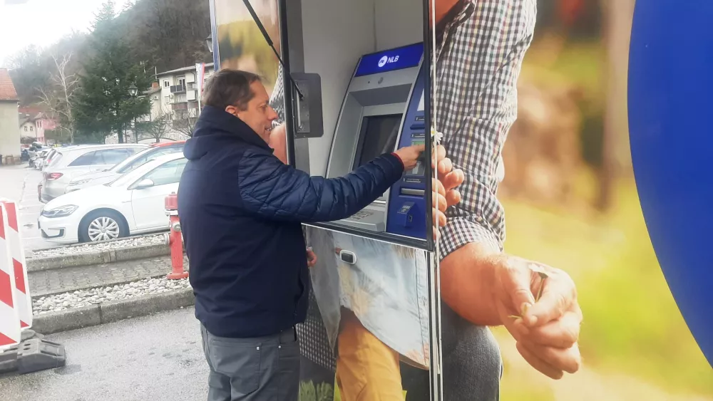 Med uporabniki premične banke je tudi rade&scaron;ki župan Tomaž Režun.&nbsp;/ Foto:&nbsp;Roman Turn&scaron;ek
