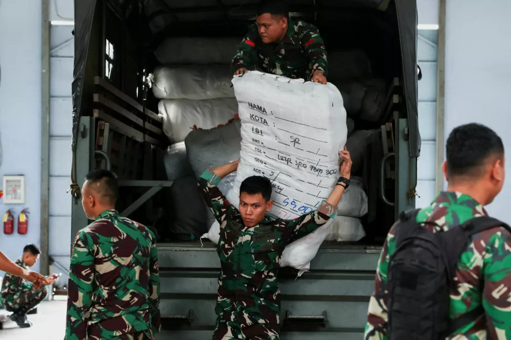Indonesian military officers unload logistical aid for earthquake victims in Myanmar from a truck at the warehouse at Halim Perdanakusuma air base, in Jakarta, Indonesia, April 2, 2025. REUTERS/Ajeng Dinar Ulfiana   TPX IMAGES OF THE DAY
