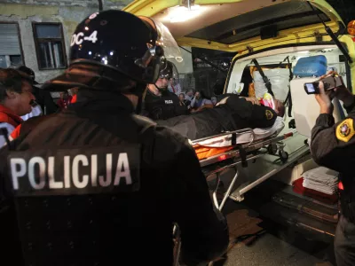 po&scaron;kodovani policist, pretep - navijači in policija, - nogomet - Slovenija: Poljska, evropske kvalifikacije za SP 2010 - skupina 3- Slovenska nogometna reprezentanca je v kvalifikacijski tekmi za nastop na svetovnem prvenstvu 2010 v skupini 3 premagala Poljsko s 3:0 (2:0///FOTO: Jaka AdamičOPOMBA: ZA OBJAVO V ČASOPISU DNEVNIK