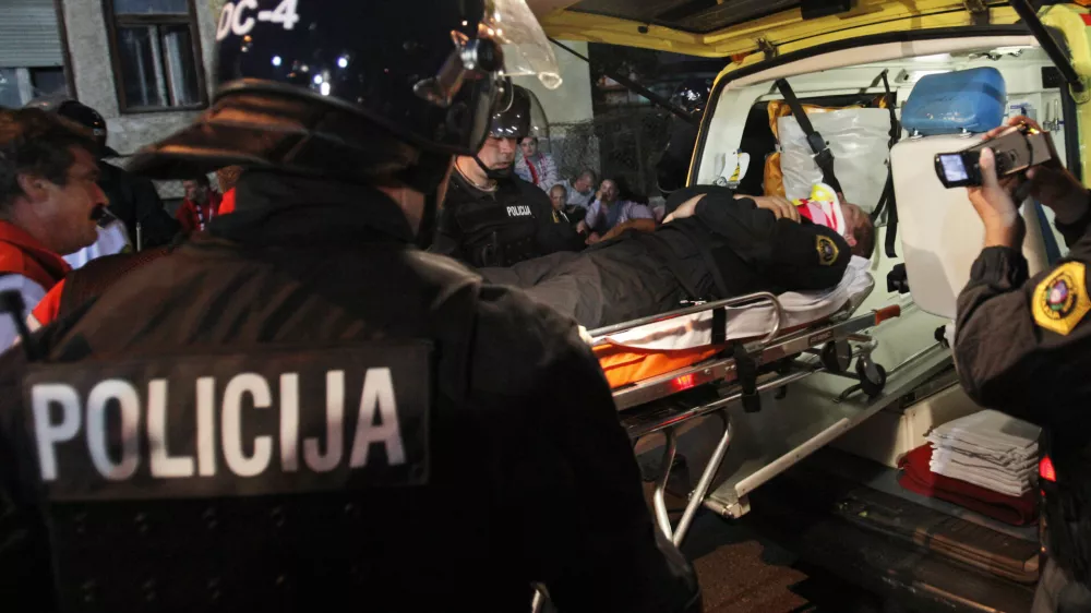 po&scaron;kodovani policist, pretep - navijači in policija, - nogomet - Slovenija: Poljska, evropske kvalifikacije za SP 2010 - skupina 3- Slovenska nogometna reprezentanca je v kvalifikacijski tekmi za nastop na svetovnem prvenstvu 2010 v skupini 3 premagala Poljsko s 3:0 (2:0///FOTO: Jaka AdamičOPOMBA: ZA OBJAVO V ČASOPISU DNEVNIK