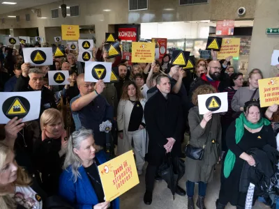 28.03.2025., Zagreb - HRT. U organizaciji HND-ovih ogranaka Hrvatske televizije i Hrvatskog radija, uz HRT-ove sindikalne podruznice odrzano je okupljanje u zgradi HRT-a kako bi ispratili i pozdravili kolege koji su, prema planu konsolidacije HRT-a, postali visak. Predstavnici HND-a, Sindikata novinara Hrvatske, kao i radnici i radnice HRT-a koji stvaraju program javnog servisa upozorili su da plan ne nudi sadrzajnu reformu, vec stihijsko rezanje - ljudi, programa, kulture, identiteta, te da se ukida ono sto javni servis cini javnim: profesionalno novinarstvo, kvalitetan edukativni i kulturni sadrzaj, te radna i produkcijska infrastruktura koja to sve omogucuje. Photo: Davor Puklavec/PIXSELL