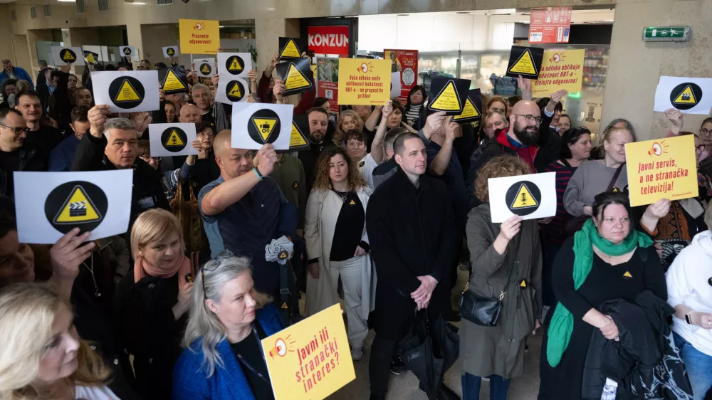 28.03.2025., Zagreb - HRT. U organizaciji HND-ovih ogranaka Hrvatske televizije i Hrvatskog radija, uz HRT-ove sindikalne podruznice odrzano je okupljanje u zgradi HRT-a kako bi ispratili i pozdravili kolege koji su, prema planu konsolidacije HRT-a, postali visak. Predstavnici HND-a, Sindikata novinara Hrvatske, kao i radnici i radnice HRT-a koji stvaraju program javnog servisa upozorili su da plan ne nudi sadrzajnu reformu, vec stihijsko rezanje - ljudi, programa, kulture, identiteta, te da se ukida ono sto javni servis cini javnim: profesionalno novinarstvo, kvalitetan edukativni i kulturni sadrzaj, te radna i produkcijska infrastruktura koja to sve omogucuje. Photo: Davor Puklavec/PIXSELL
