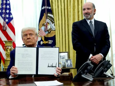 FILE PHOTO: U.S. President Donald Trump holds an executive order about tariffs increase, flanked by U.S. Commerce Secretary Howard Lutnick, in the Oval Office of the White House in Washington, D.C., U.S., February 13, 2025. REUTERS/File Photo / Foto: Kevin Lamarque