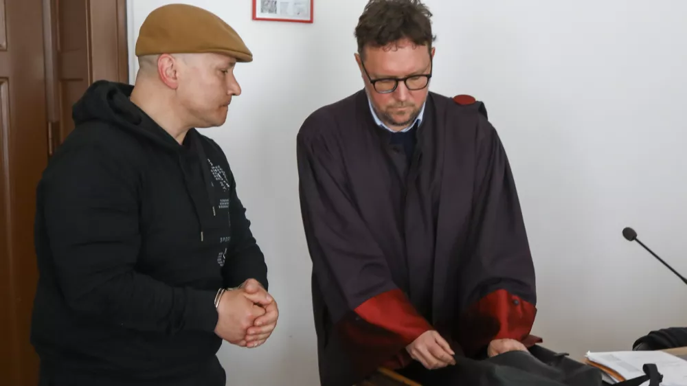 Obtoženi Adnan Durmić (levo), priznava, da je o&scaron;kodovanko z odprto roko nekajkrat udaril, zanika pa, da bi jo davil, du&scaron;il ali sku&scaron;al ubiti. Foto: Luka Cjuha