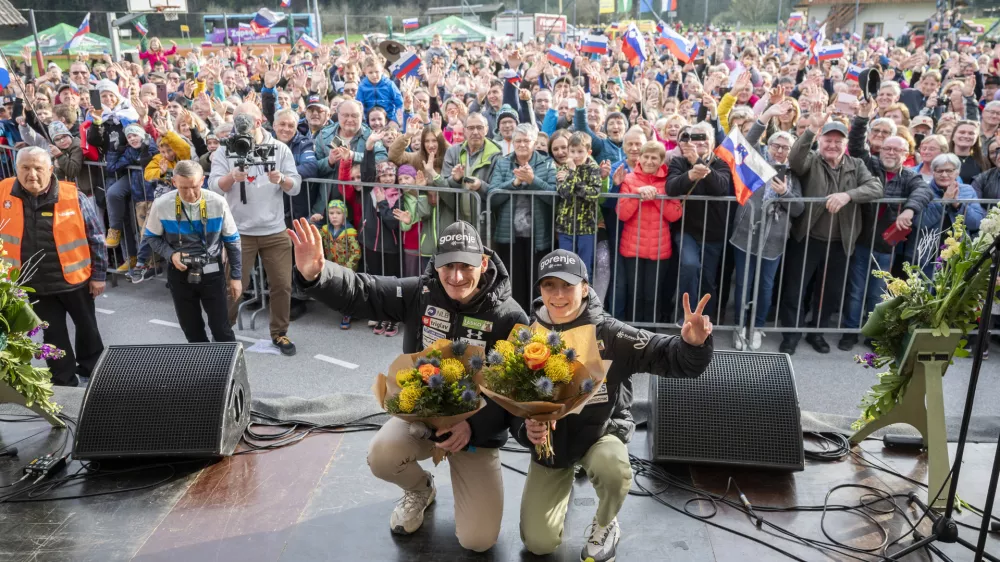 Zelezniki, igrisce v Dolenji vasi.Sprejem smucarskih skakalcev Nike Prevc in Domna Prevca. Foto: STA