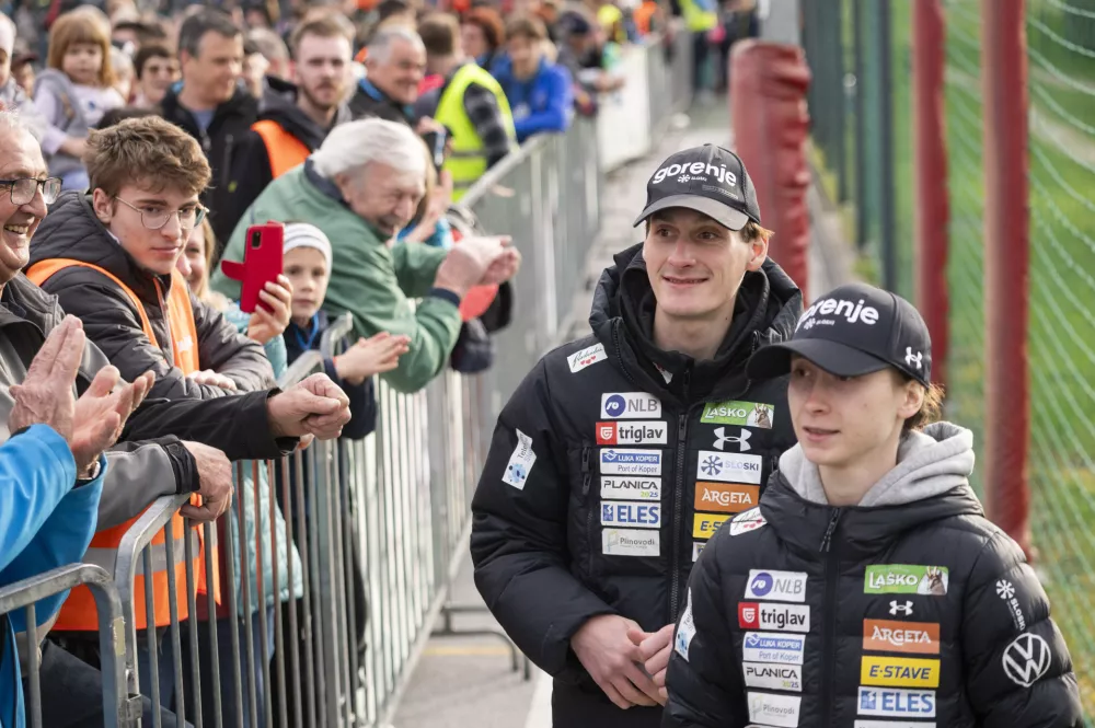 Zelezniki, igrisce v Dolenji vasi.Sprejem smucarskih skakalcev Nike Prevc in Domna Prevca. Foto: STA