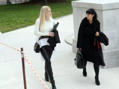 Julija Adle&scaron;ič in njena odvetnica Marija Bo&scaron;ković- 18.10.2021 - ponovljeno sojenje &ndash; primer odrezana roka - ponovno sojenje Juliji Adle&scaron;ič, Sebastienu Abramovu, Gorazdu Colariču in Tinki Huskić Colarič, ki so obtoženi več kaznivih dejanj v primeru zavarovalni&scaron;ke goljufije z odrezano roko//FOTO: Tomaž Skale