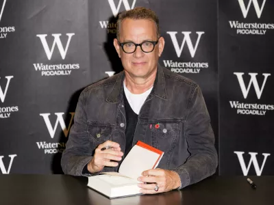 Tom Hanks leta 2017 med podpisovanjem svoje knjige Uncommon Type, v kateri je 17 kratkih zgodb, ki se vse navezujejo na temo pisalnih strojev. / Foto: Reuters