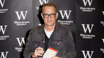 Tom Hanks leta 2017 med podpisovanjem svoje knjige Uncommon Type, v kateri je 17 kratkih zgodb, ki se vse navezujejo na temo pisalnih strojev. / Foto: Reuters