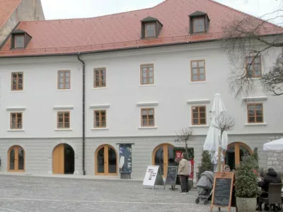 Mestna občina Novo mesto si je s projektom prenove stanovanj v več kot 300 let stari Fichtenauovi hi&scaron;i na Glavnem trgu prislužila posebno priznanje. Foto: MO Novo mesto