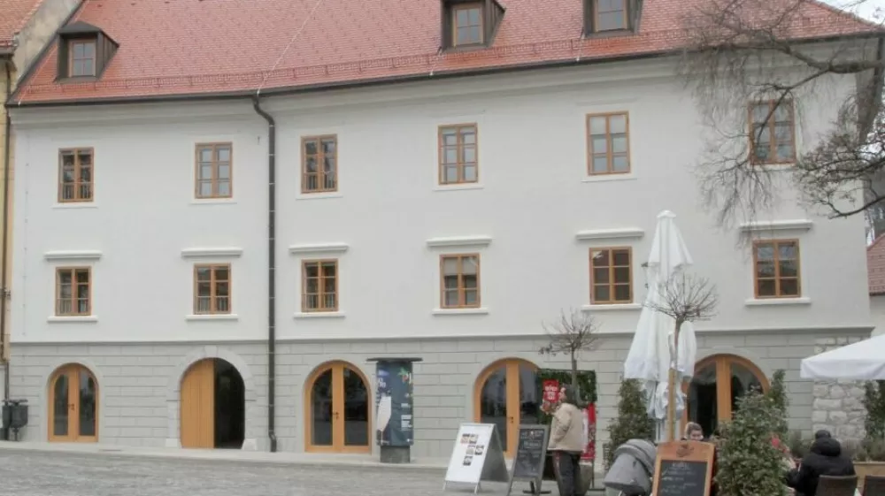 Mestna občina Novo mesto si je s projektom prenove stanovanj v več kot 300 let stari Fichtenauovi hi&scaron;i na Glavnem trgu prislužila posebno priznanje. Foto: MO Novo mesto