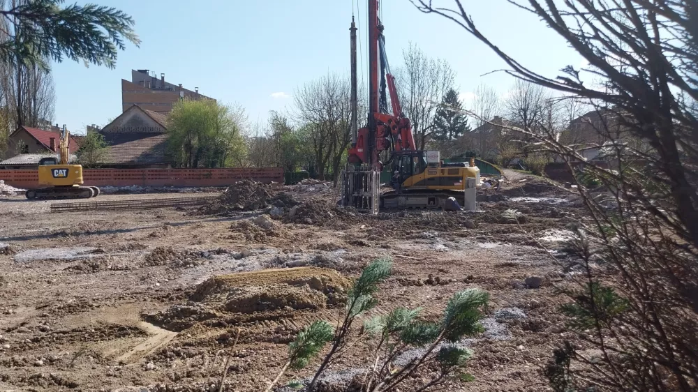 Stare objekte Vrtca Trnovo na Karunovi so gradbeni delavci že poru&scaron;ili. Foto: Vanja Brkić