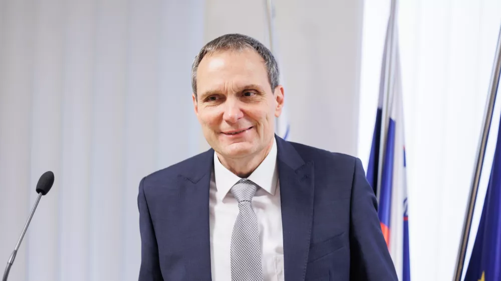 Dolgoletni prvi mož ZPIZ Marijan Papež že več kot mesec dni čaka na soglasje vlade k imenovanju za vnovični mandat. Da ga bo dobil, pričakuje tudi minister za delo Luka Mesec. Foto: STA