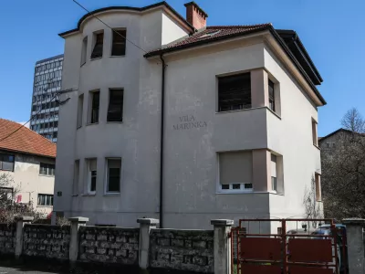 V Ljubljani je več hi&scaron; z zapisom imena na fasadi, najbolj je bila ta praksa, čeprav ne množična, raz&scaron;irjena med obema vojnama. Foto:&nbsp;Bojan Velikonja