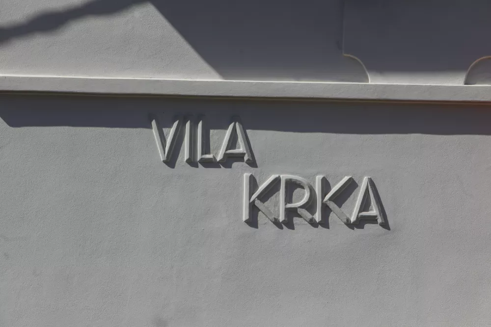 Ohranjen originalni napis na
bežigrajski vili.&nbsp;Foto:&nbsp;Bojan Velikonja