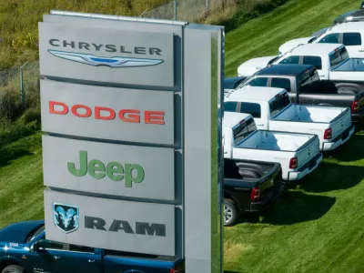 2K4C5JP A sign with the Chrysler, Dodge, Jeep and RAM logos on into, out from a large car dealership selling the popular Stellantis brands.Foto: Reuters/Alamy